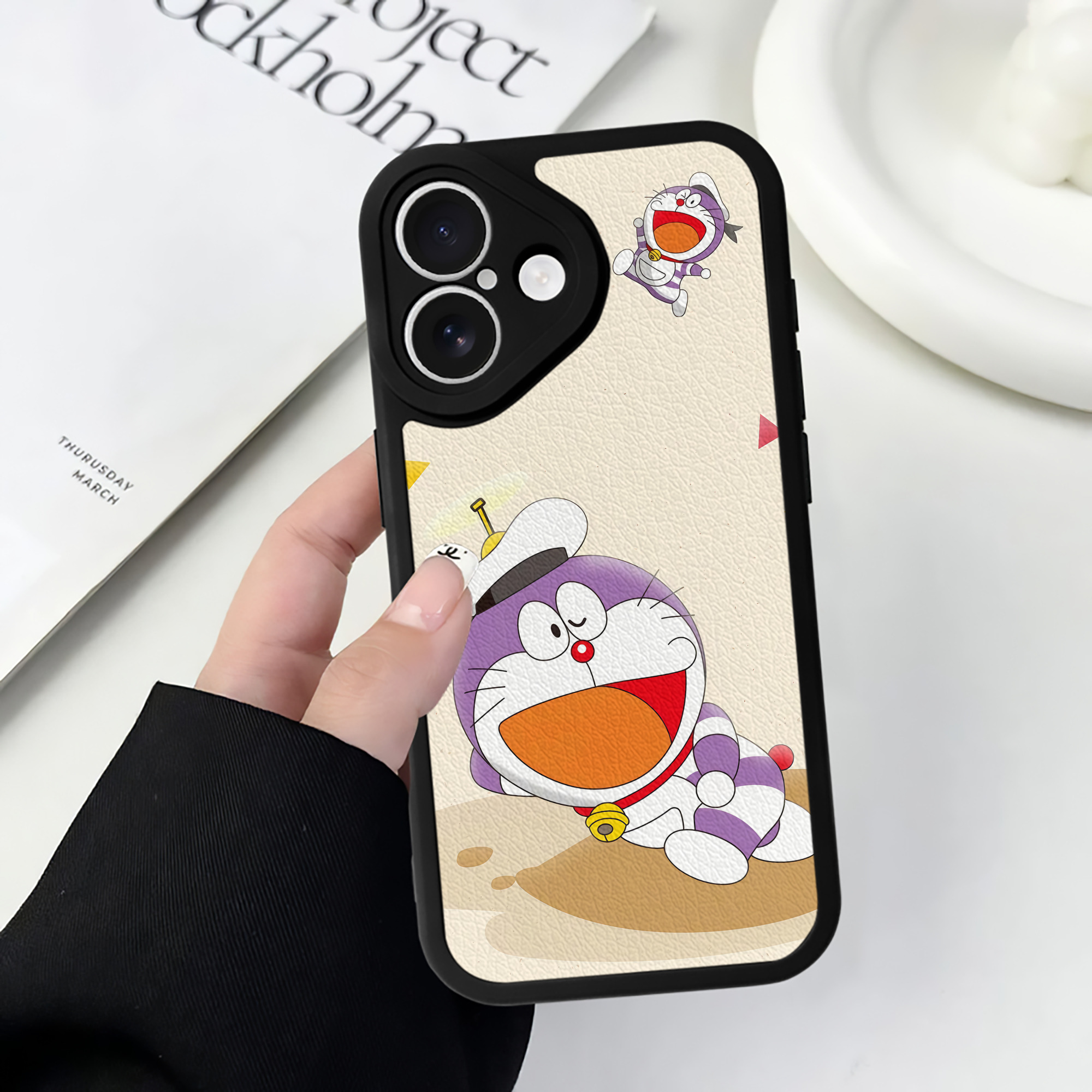（画像用） ドラえもん Doraemon 【iPhone 16シリーズ対応】シリコンスマホケース（レザー調） 材質：シリコン